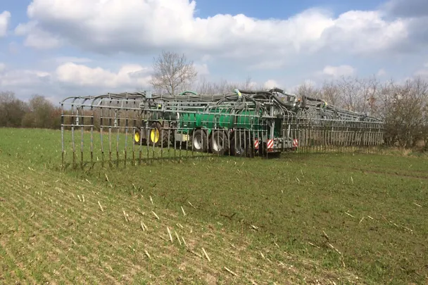 Güllwagen bring Gülle bodennah aus Güllwagen bring Gülle bodennah aus